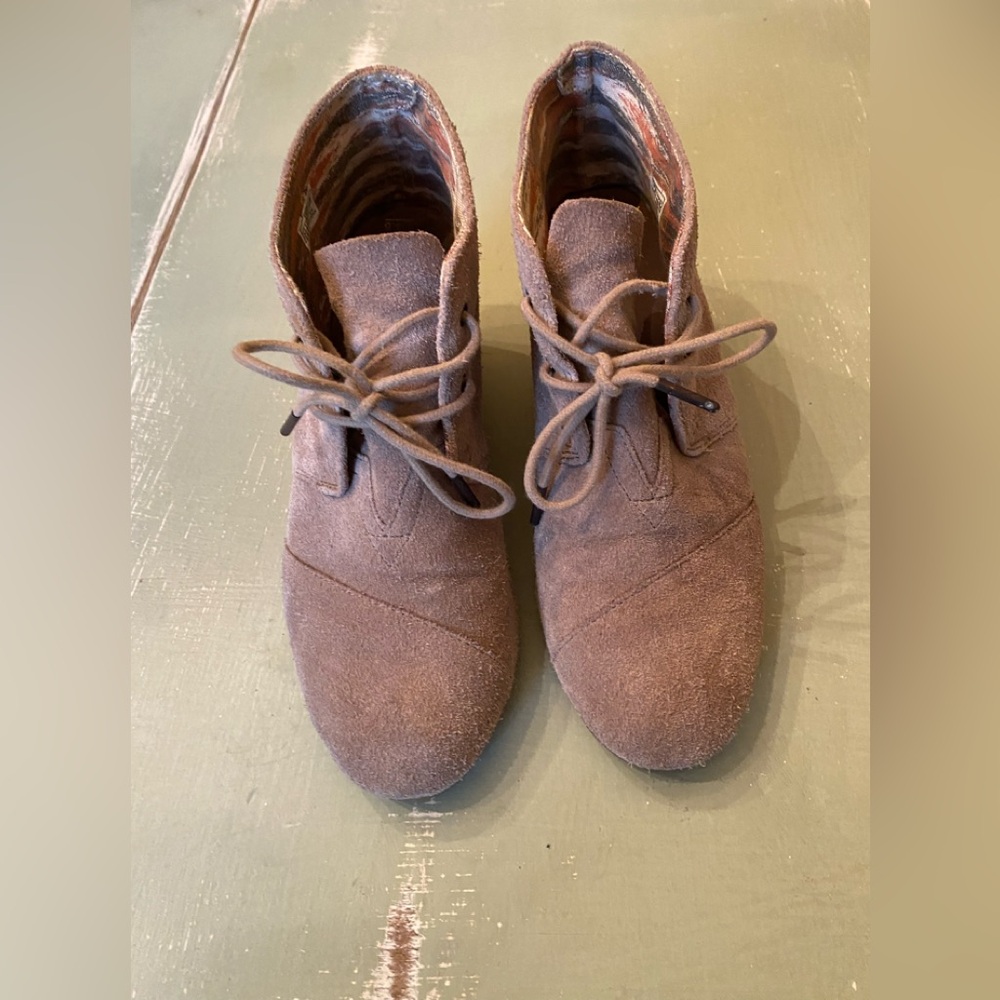 Toms Women’s  Suede Tan Chukka Boots Size 9.5